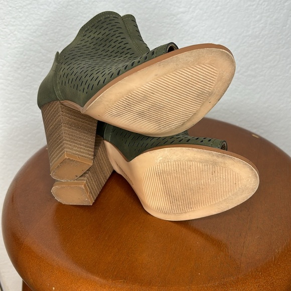 🏠Restricted Open Toe Heel | Olive | Size 7 - Picture 10 of 12